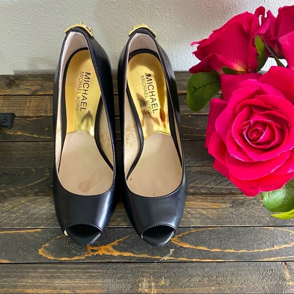 Michael Kors peep-toe “Josie Peep” w/Mk gold lock detail on back. (Size 6M).🌹 - Picture 2 of 16